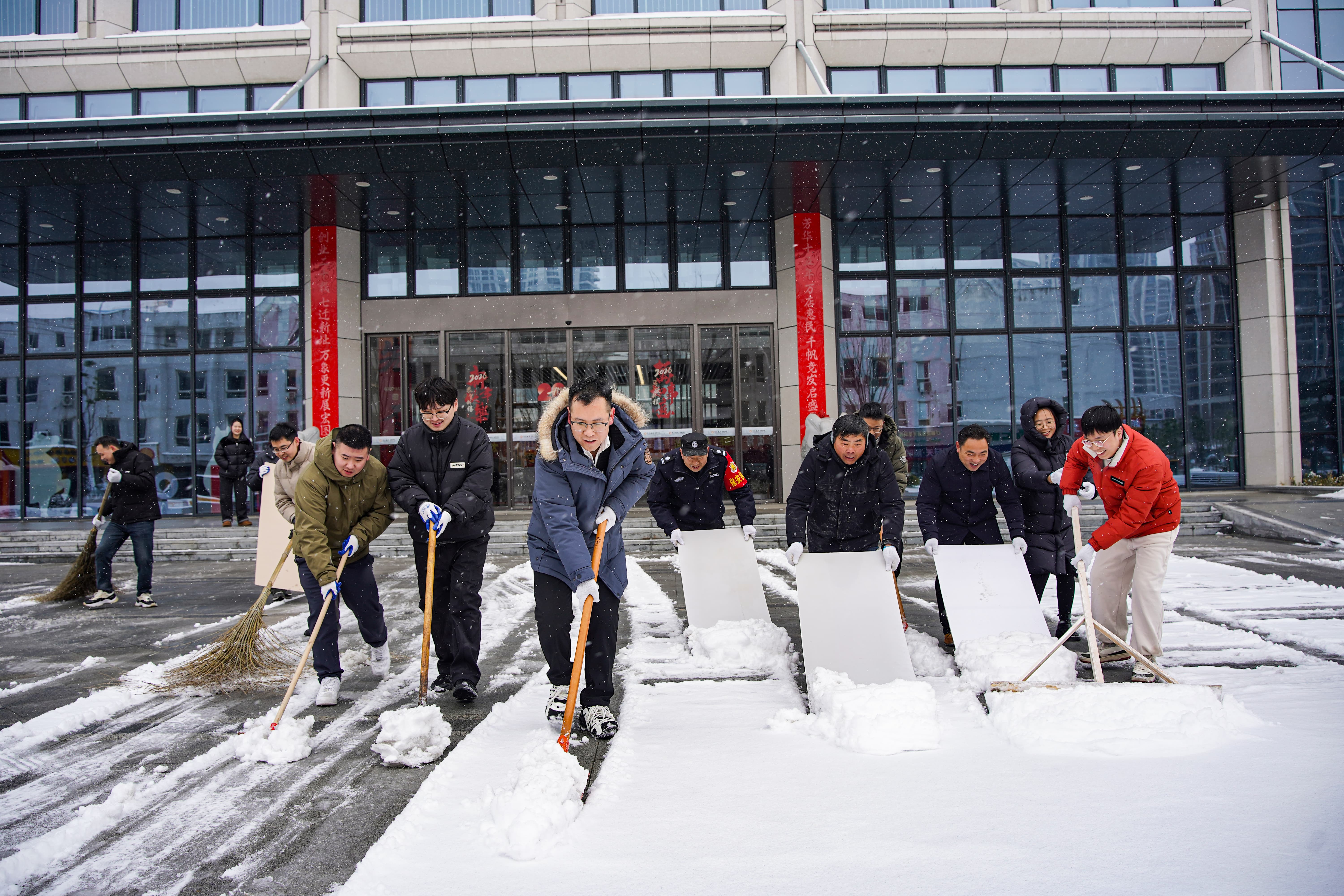 迎寒而上，行动照初心！金沙澳门(中国)唯一官方网站党员先锋开展园区除雪行动